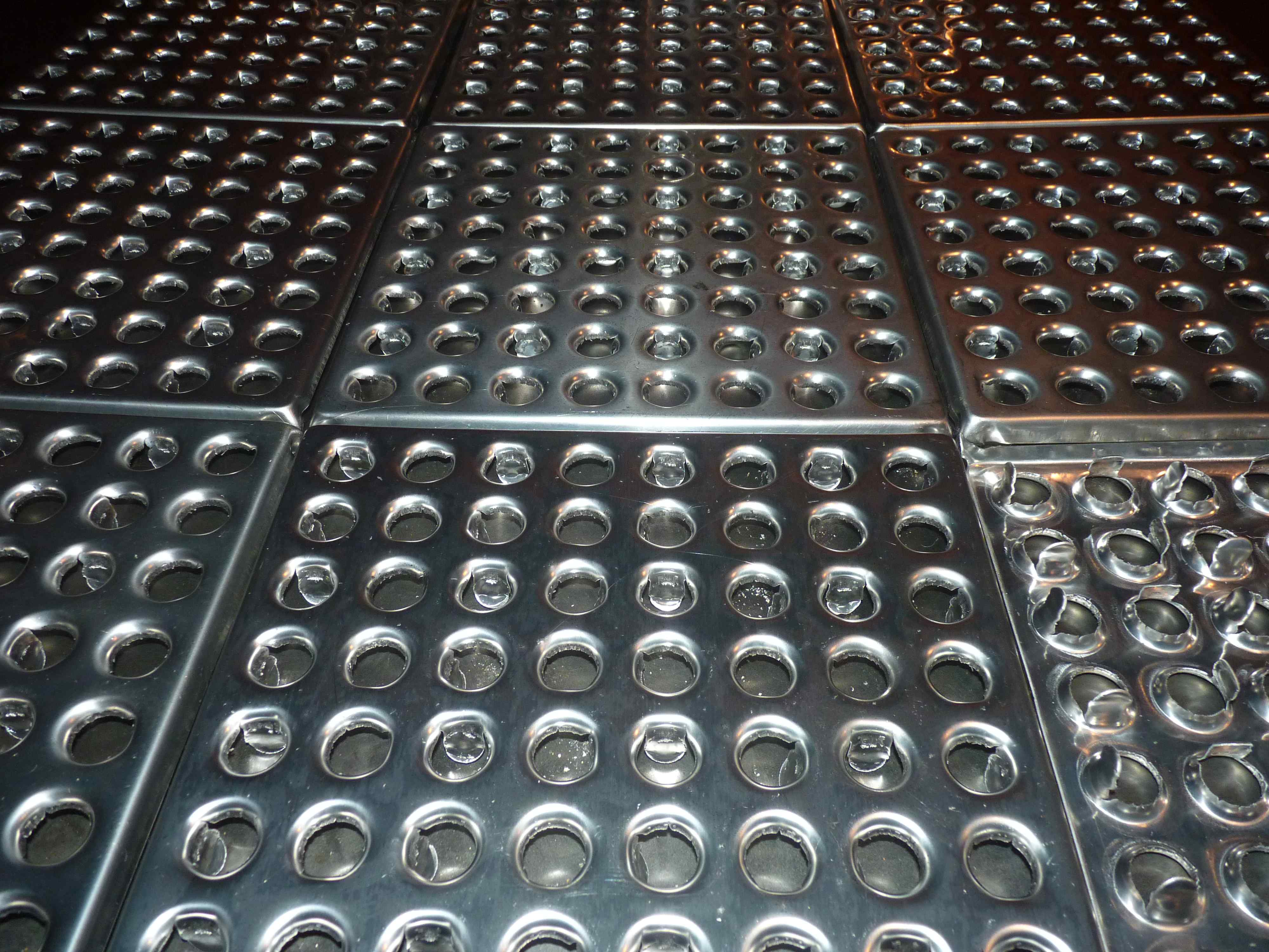 Плитка перфорированная 64 отверстия 